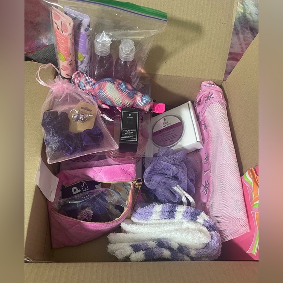 LARGE Amazon BEAUTY Box, Brand NEW 📦 🔥 NO JUNK, NO used products, 5 ⭐️ rating!​​ - Picture 5 of 16